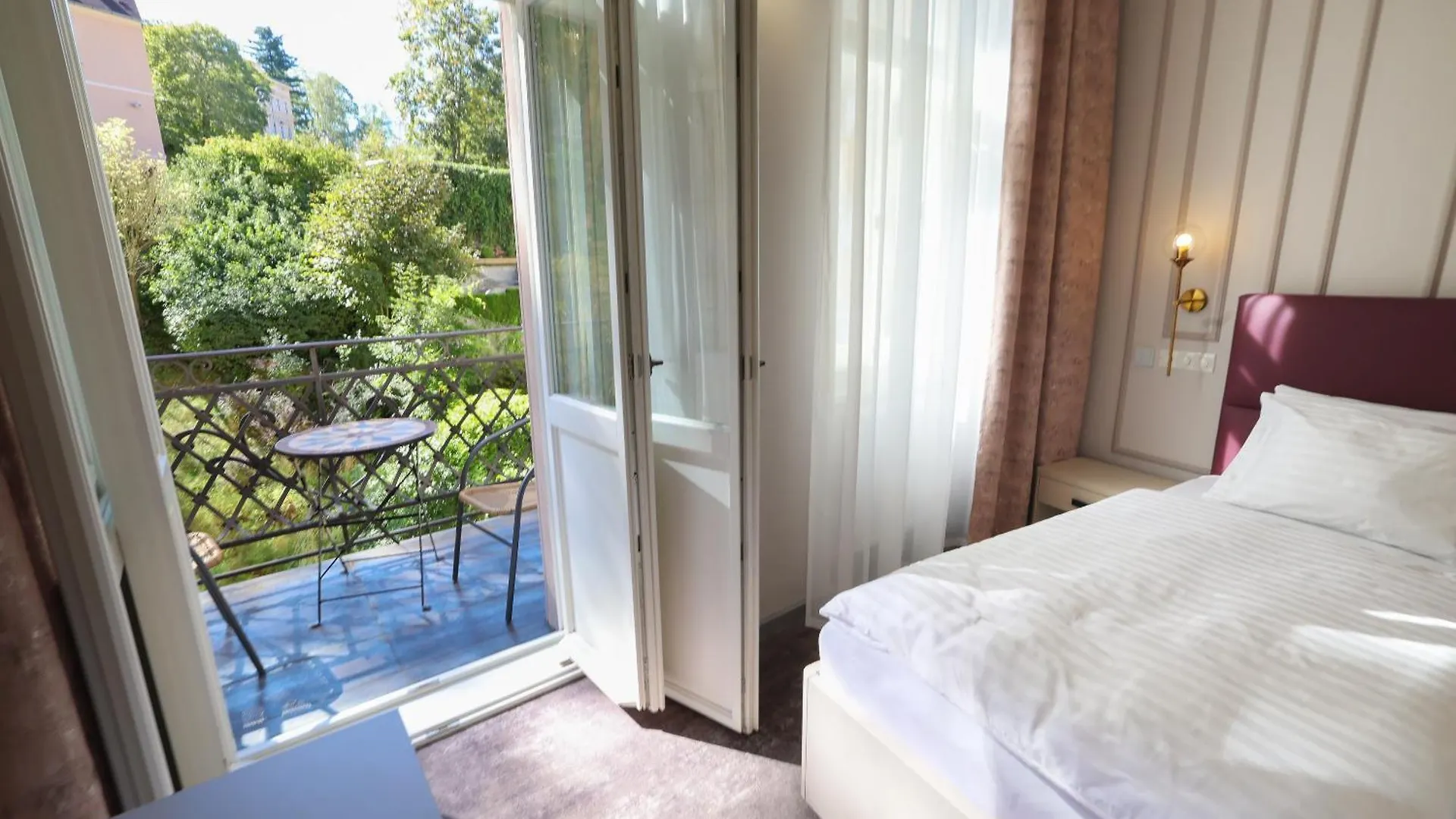Boutique Hotel Ambiente ****+ カルロヴィ・ヴァリ 4*,